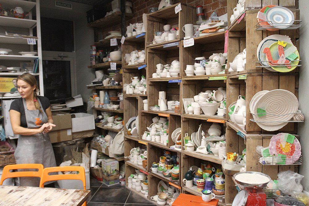 Полки с работами посетителей студии