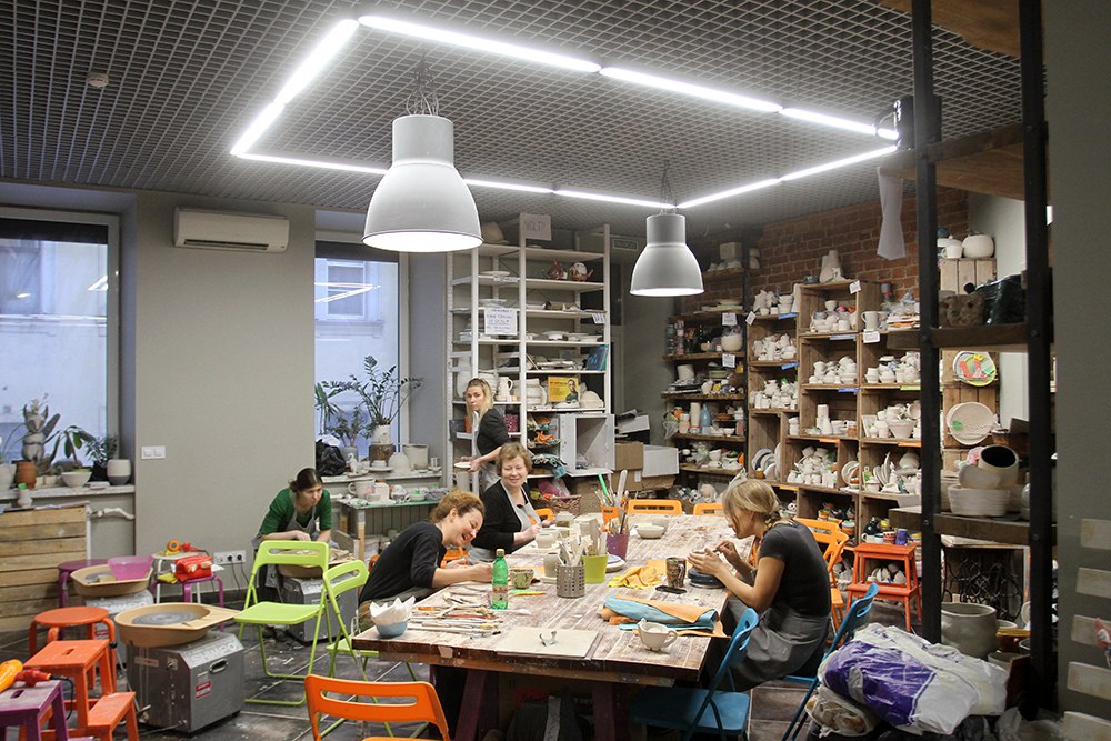 Основной зал студии и гости за работой