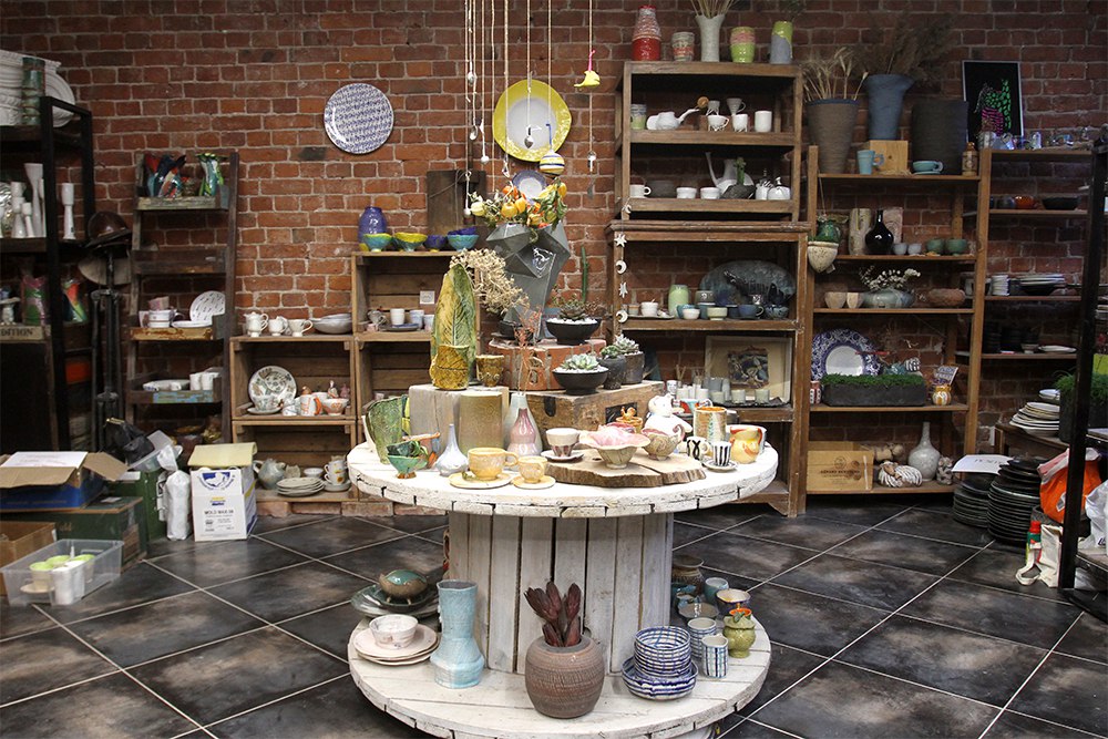 В студии есть шоурум, где модно приобрести изделия мастеров