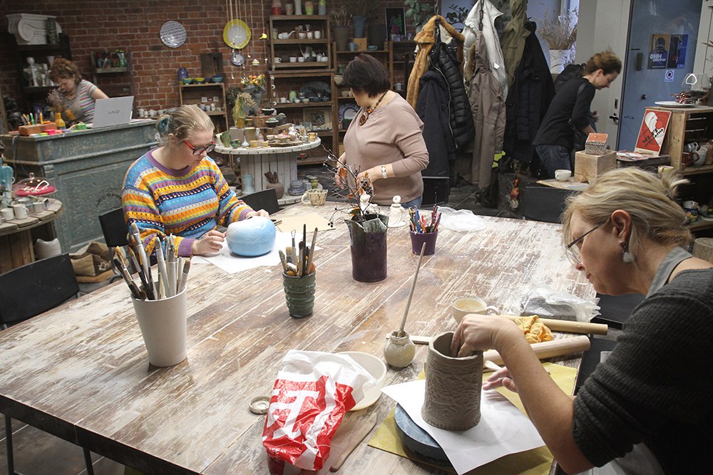 Гости увлечены самостоятельным пооцессом лепки