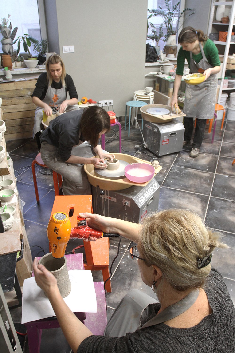 Кто-то работает за гончарными кругами