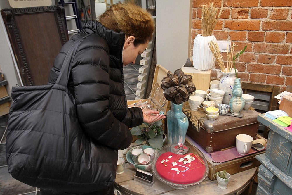 Посетитель шоурума выбирает подарок