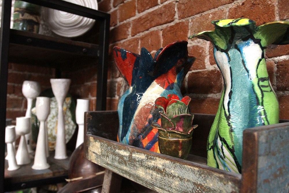 В магазине студии продаются изделия разных художников