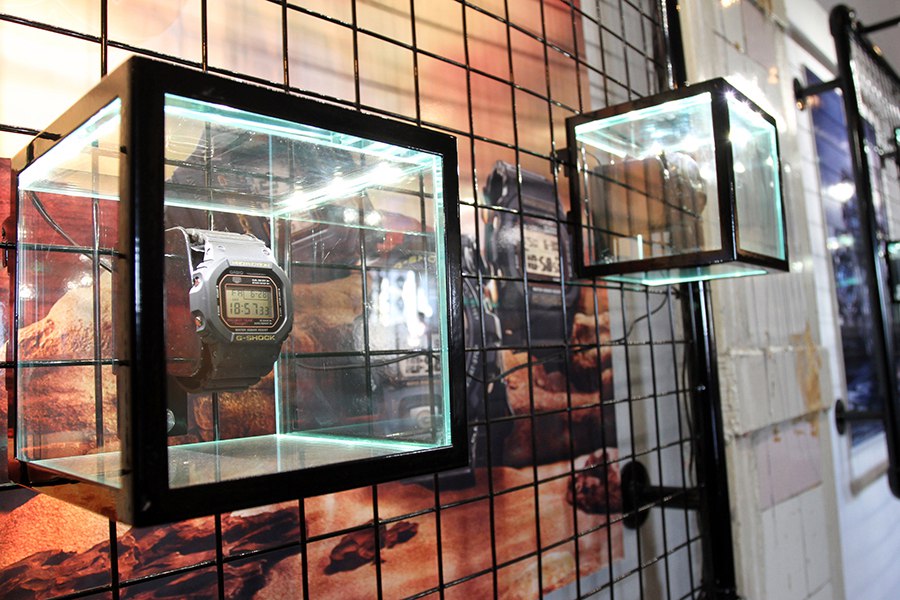 На стенах висела коллекция часов произведенных в разные года