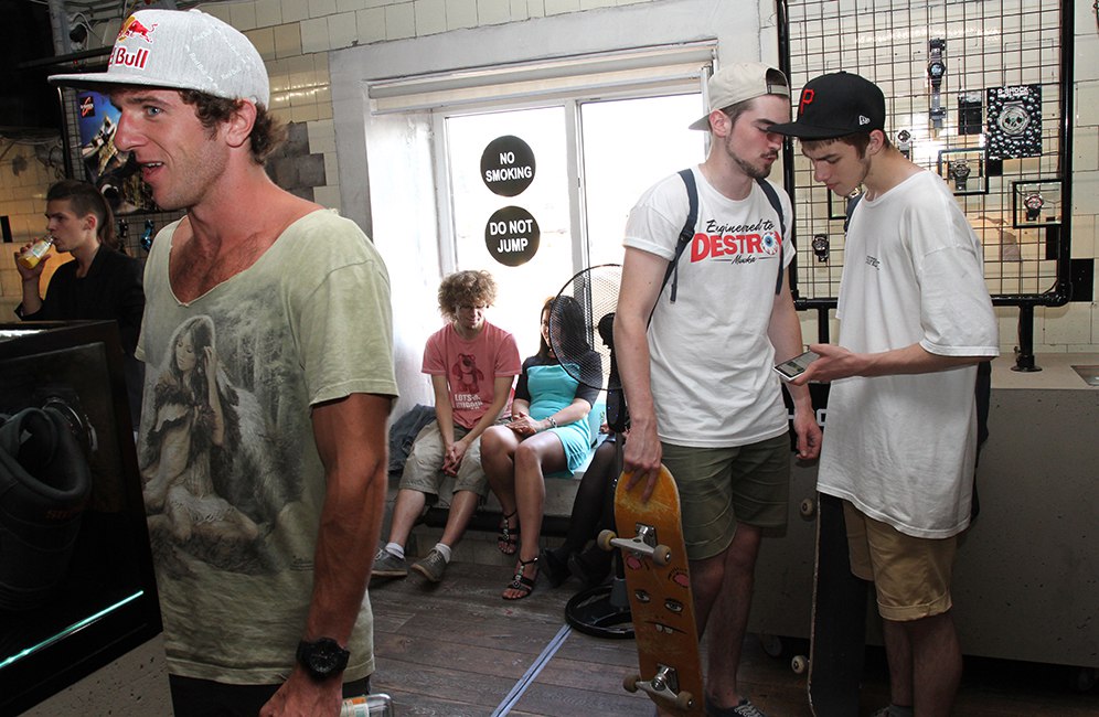На открытии магазина было много спортсменов: скейтбордистов и биэмиксеров
