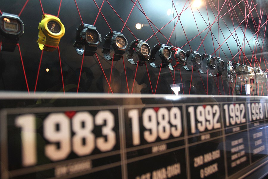 Интересная витрина с часами G-Shock разных лет