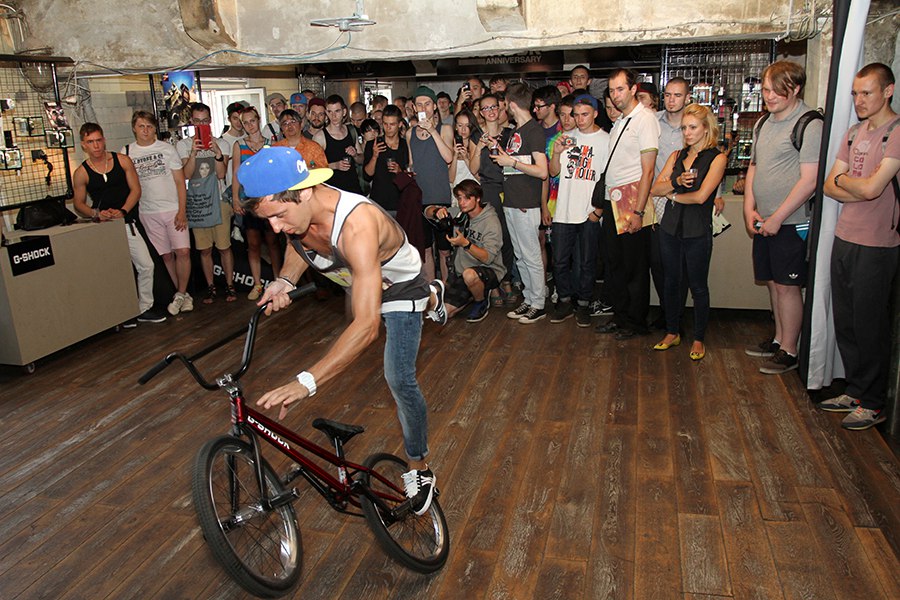 Выступление биэмиксера в направлении flatland и демонстрация удобства модели часов G-shock в процессе