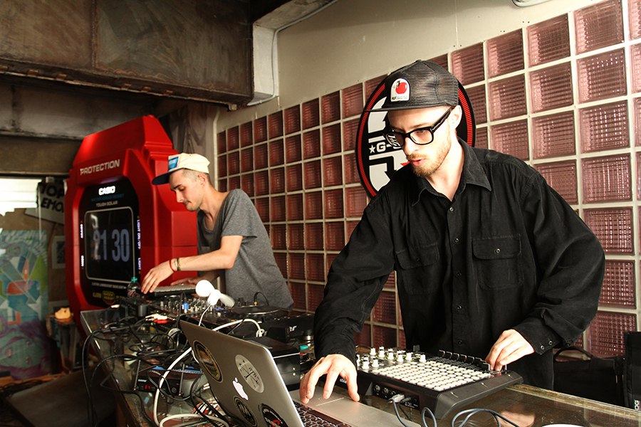 Дальше Вечеринку наполнили звуки dj-сета