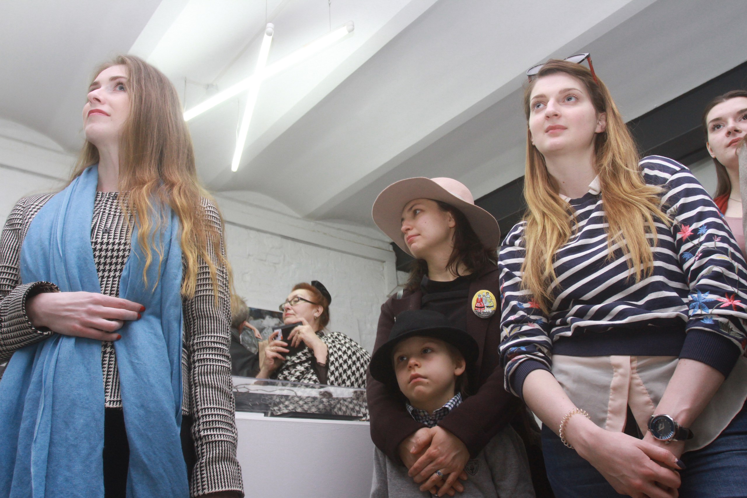 Посетители выставки слушают речь кураторов