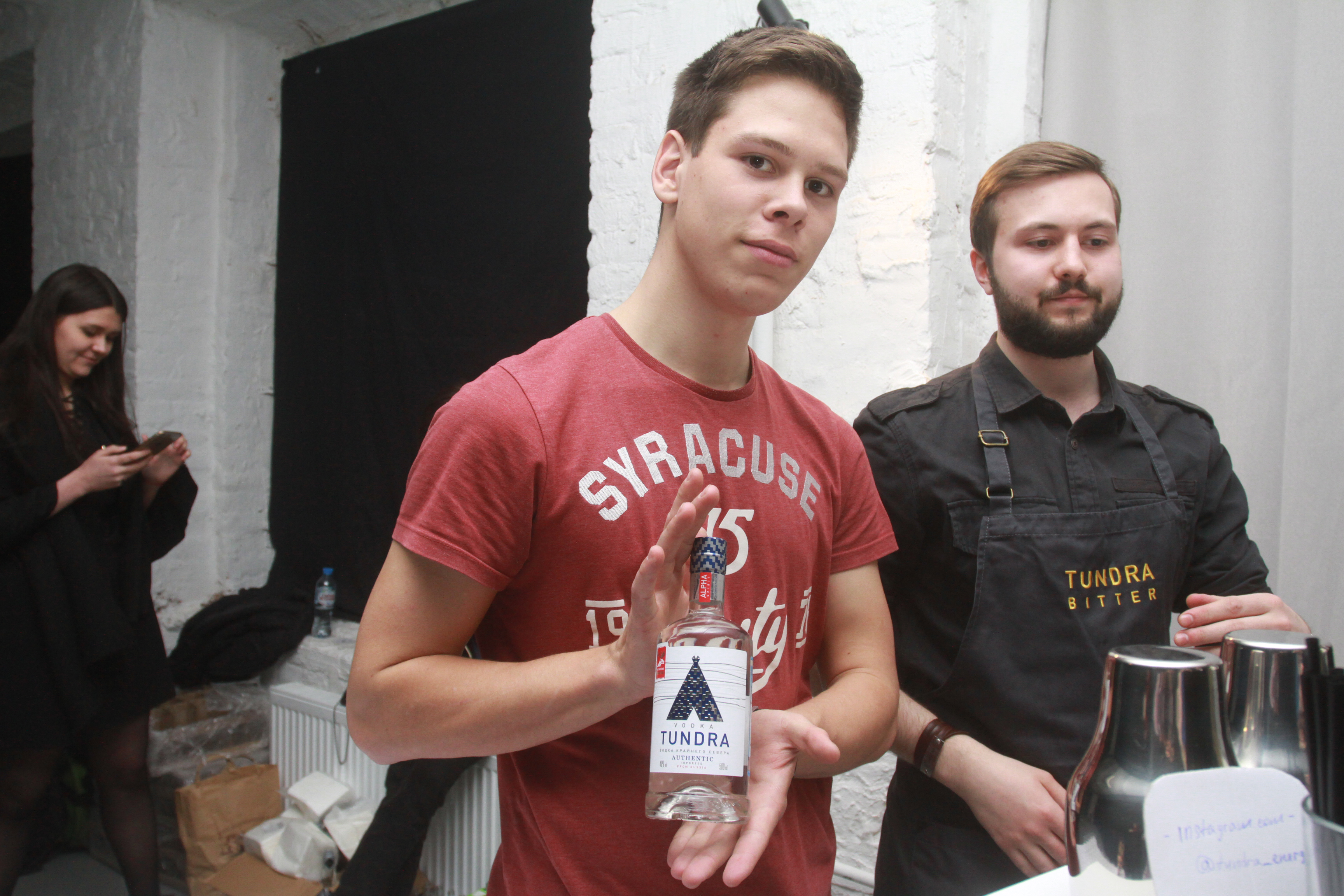 Компания «Tundra» угощала всех коктейлями