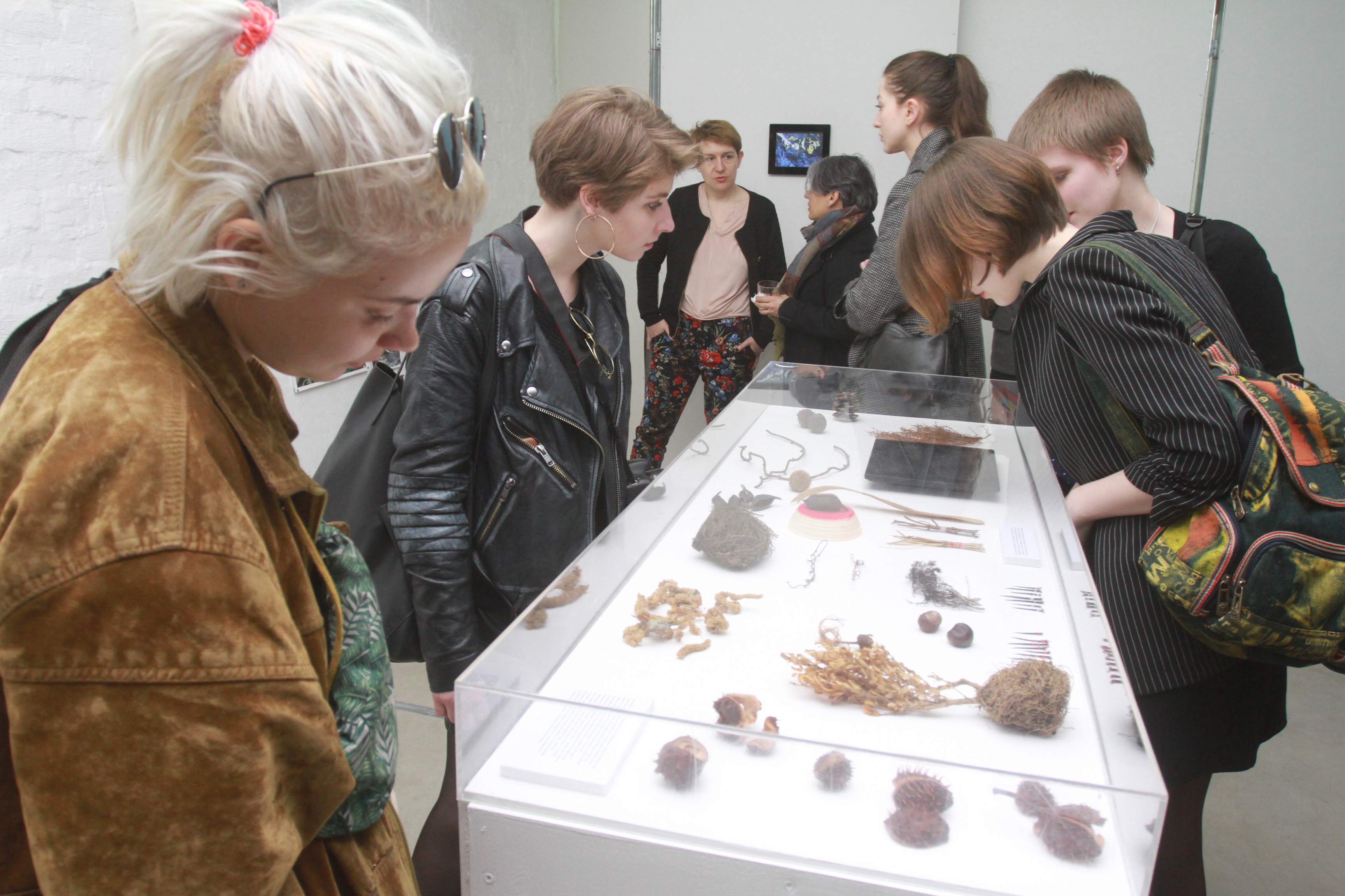 Посетители выставки рассматривают работы художников