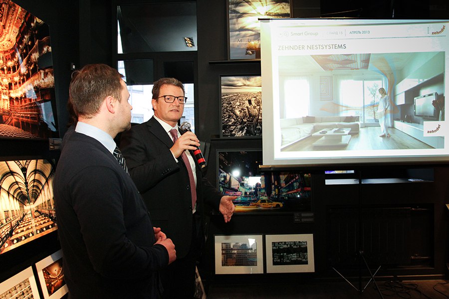 Представитель международной сети галерей авторской фотографии демонстрирует фотоработы известных фотографов