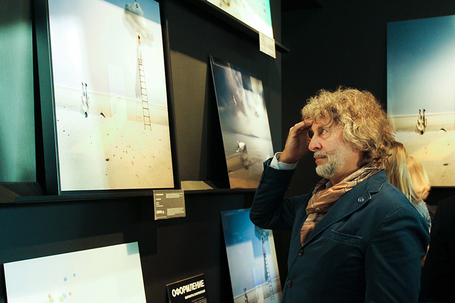 Гость рассматривает арт-фотографию