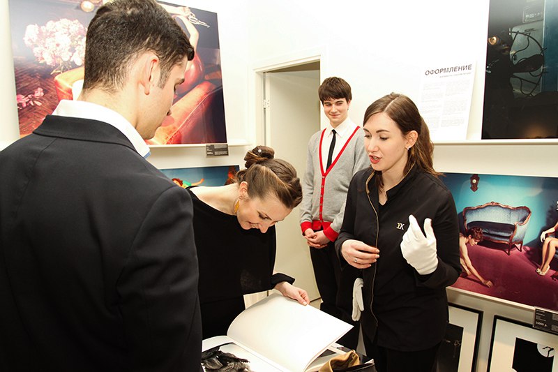 Эксперт консультирует посетителей о возможности приобретения и оформления фотоработы