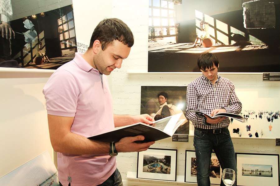 Гости изучают фото каталоги