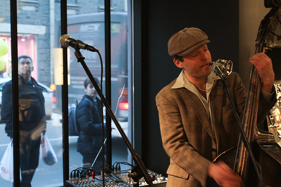 На открытии галереи была живая музыка